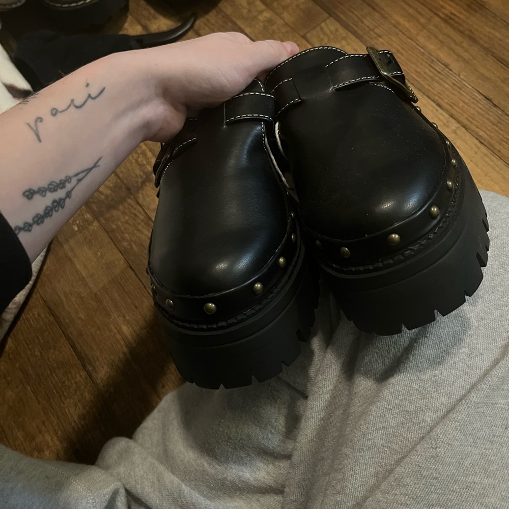 american eagle clogs